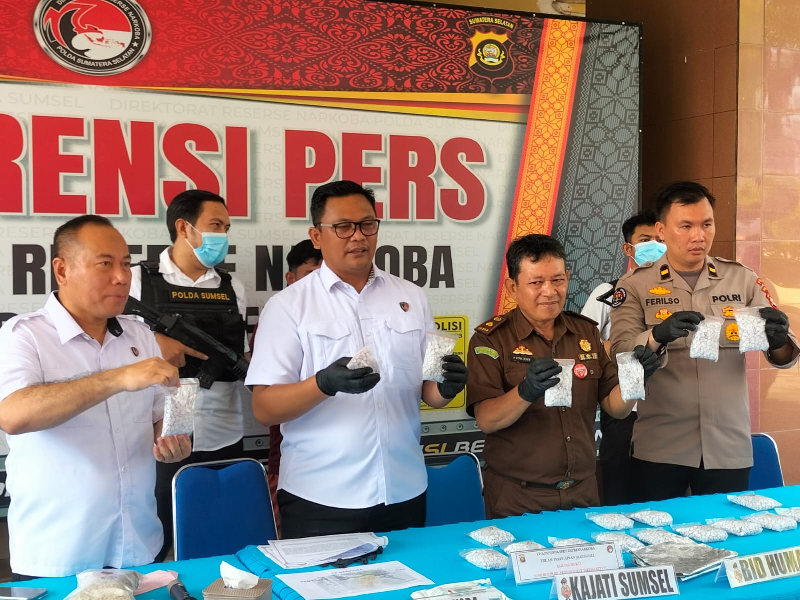 Direktorat Narkoba Polda Sumsel Berhasil Sita 13.990 butir Pil Ekstasi Dari Dua Kurir Narkoba di Palembang di Dua Tempat Berbeda