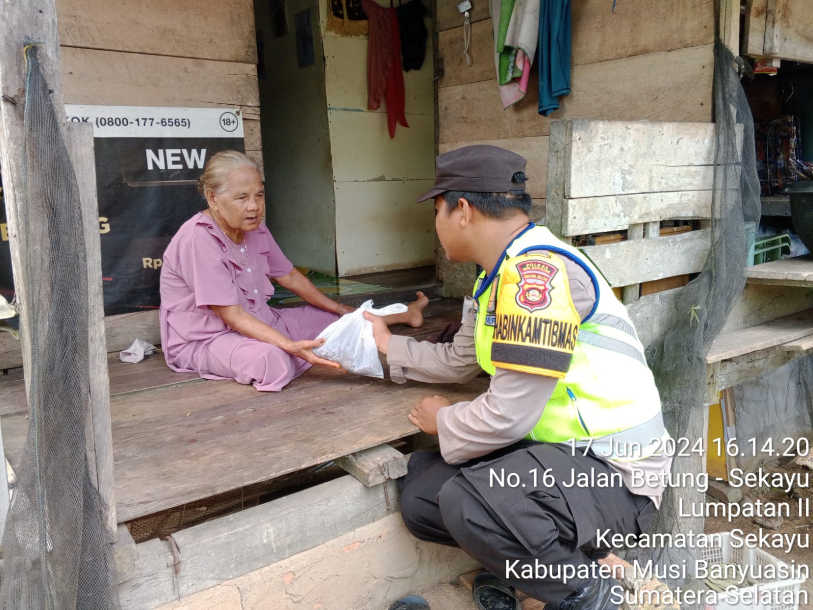 Bagikan Puluhan Daging Kurban, Kasat Binmas Polres Muba Akp Beni Okimu, SH, MH Kerahkan Personil Bhabinkamtibmas