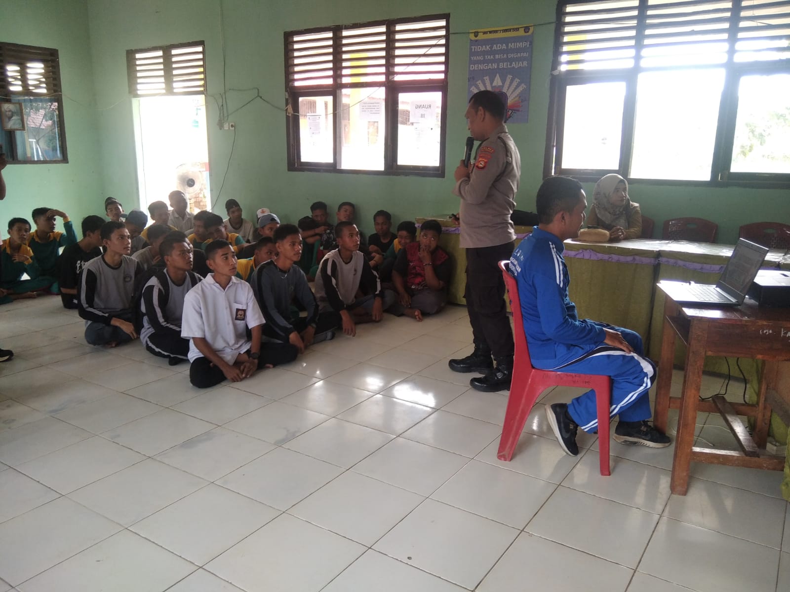 Bhabinkamtibmas Polres Muba Beri Penyuluhan Tentang Kenakalan Remaja di SMA Negeri 3 dan SMP Bina Warga Desa Macang Sakti