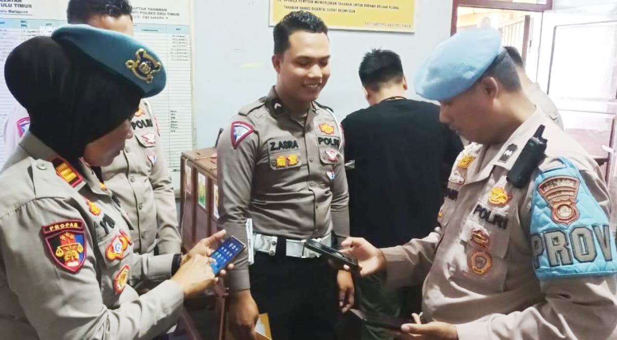 Cegah Judi Online, Propam Polres OKU Timur Rutin Periksa Handpone Anggota