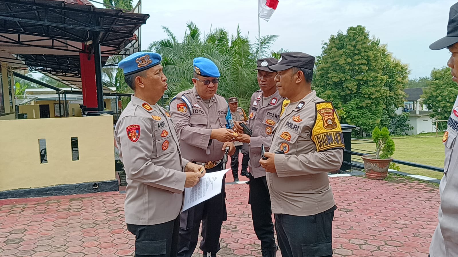 Tekan Pelanggaran, Satgas Propam Periksa Identitas Diri dan HP