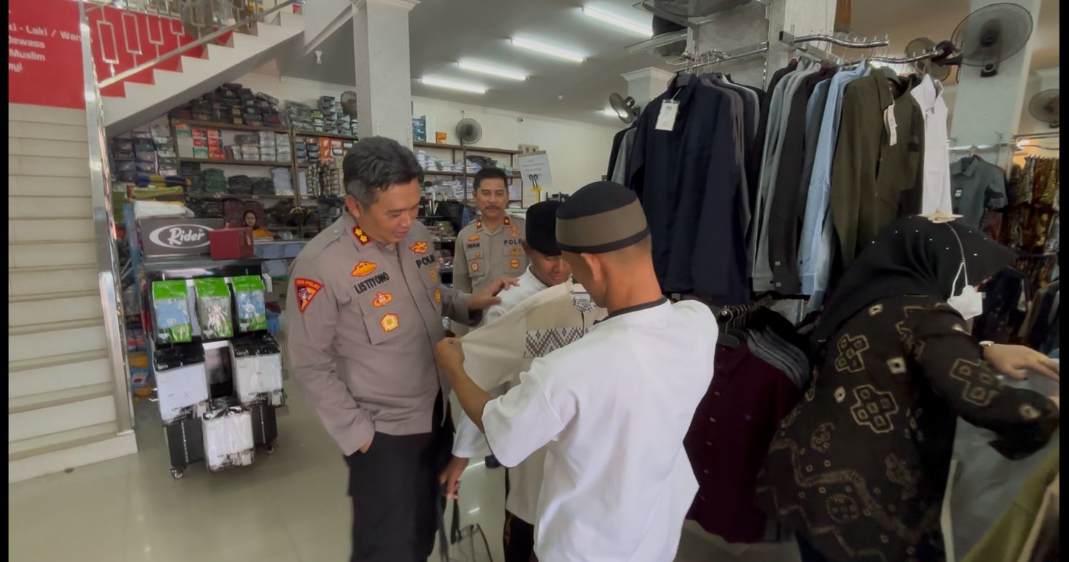 Kapolres Muba Ajak Puluhan Anak Yatim Piatu Belanja Baju Lebaran