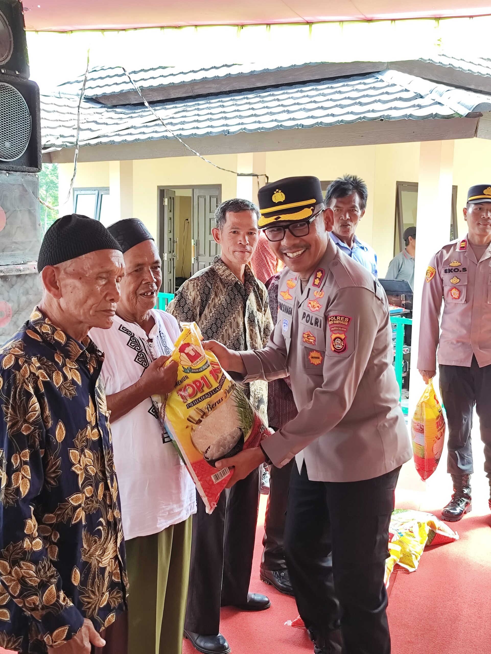 Dua Kapolres Muba, Mura Serahkan Bantuan Sosial di Pos Tinjau Perbatasan