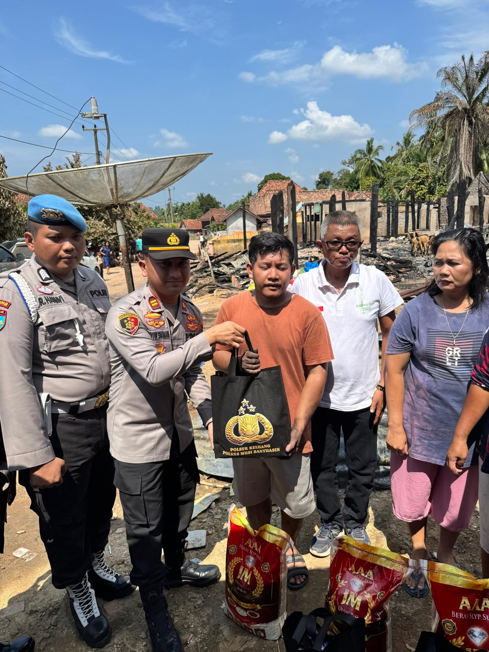 Polsek Keluang Sambangi Korban Kebakaran Didesa Dawas