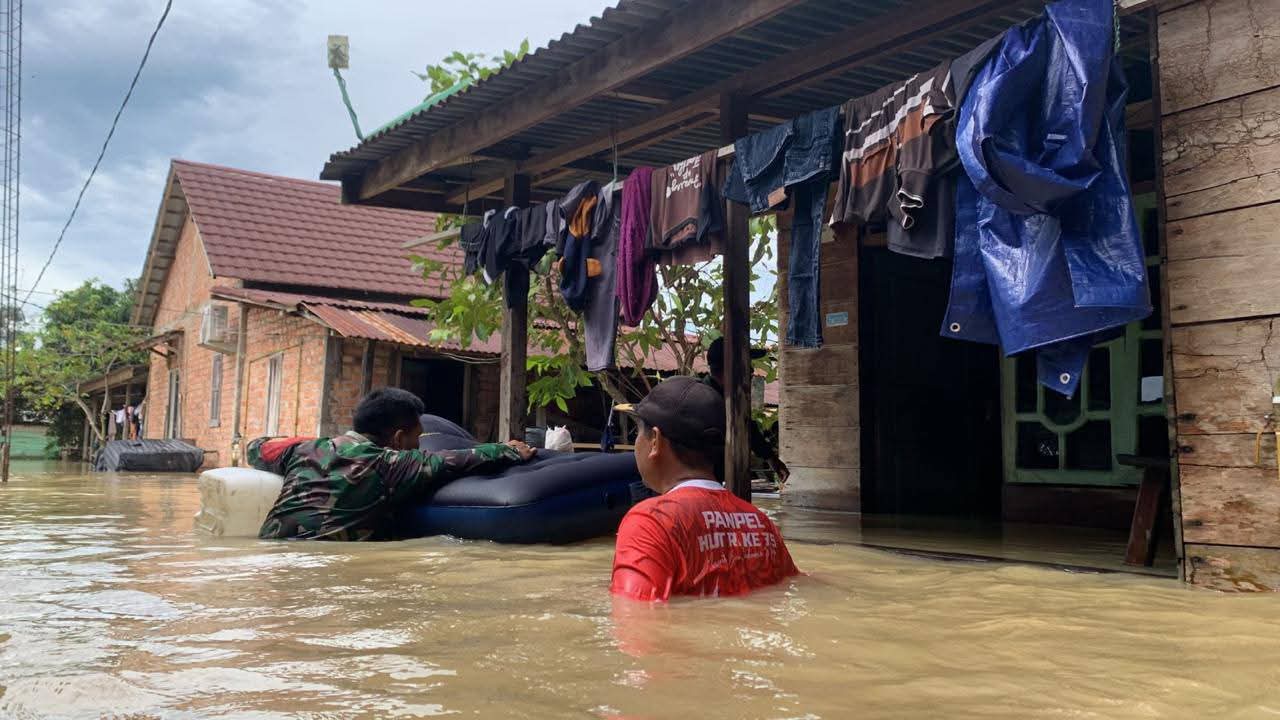 Semua Unsur Forkopimca Hadir Layani Warga Terdampak Banjir Dibayung Lincir