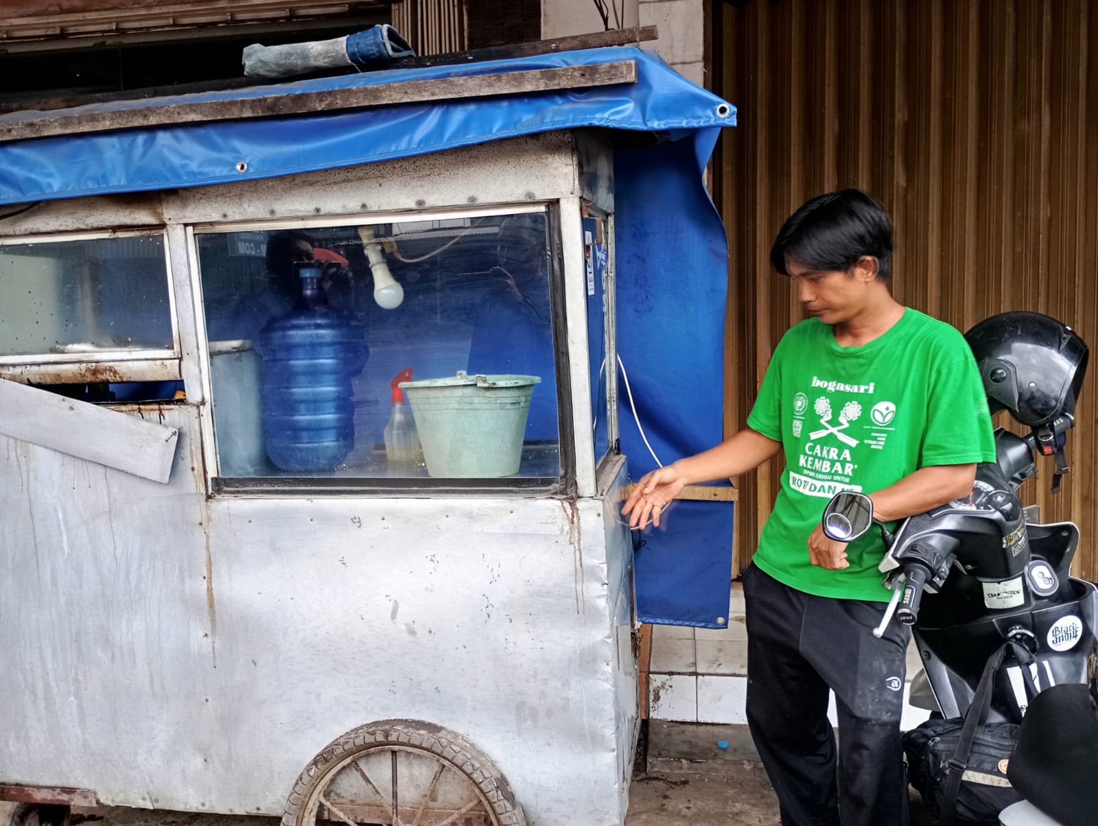 Mobil Calya Tabrak Gerobak Gorengan dan Siomay di Jalan Sukabangun II Palembang
