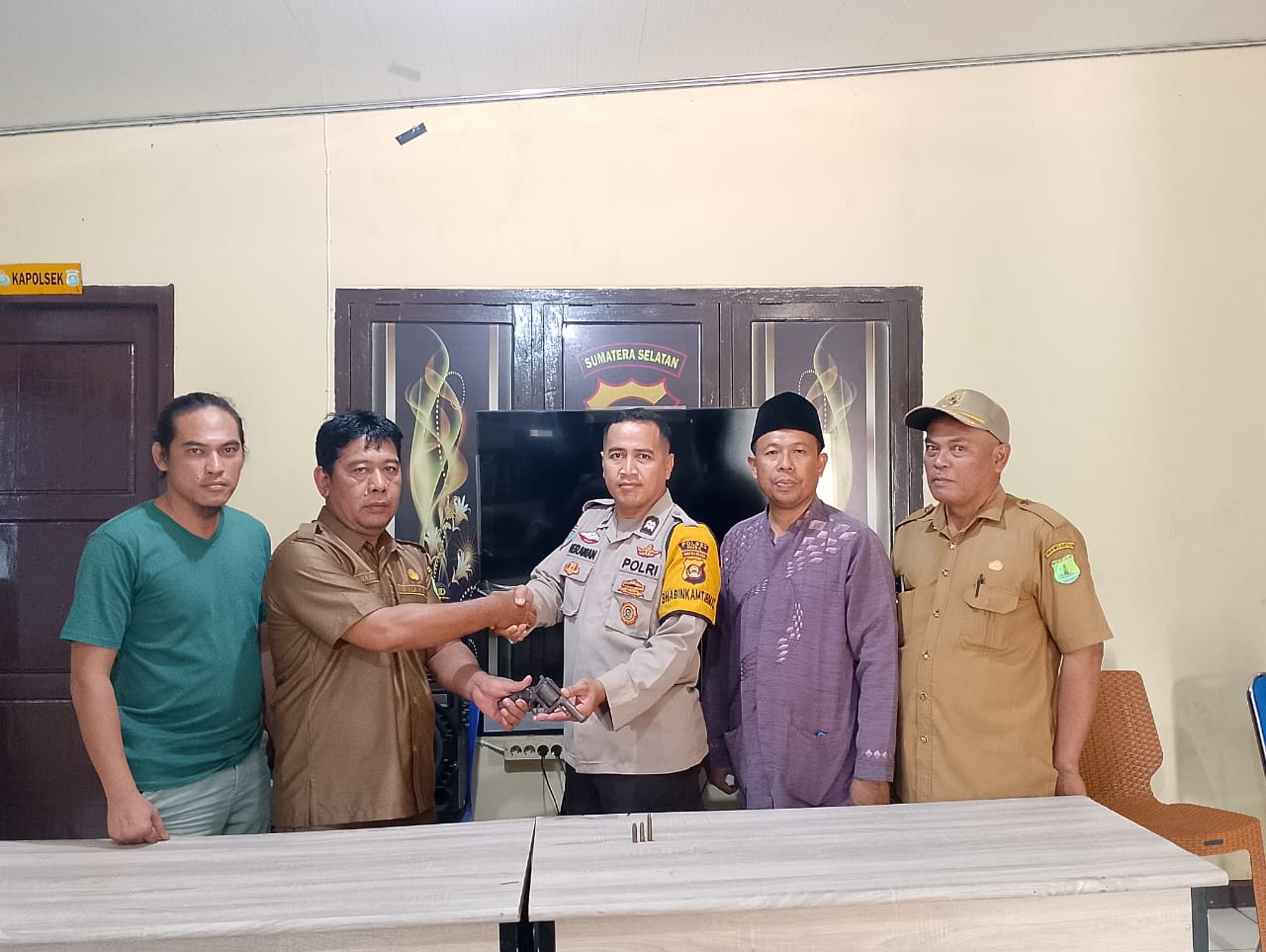 Satu Senpi Laras Pendek diserahkan Kades Ke Polsek Babat Supat