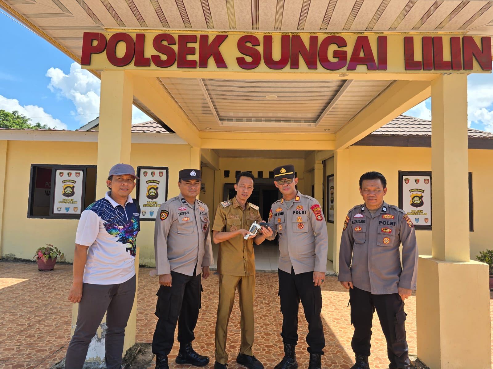 Dukung Ops Senpi, Lurah serahkan senpi ke Polsek Sungai Lilin