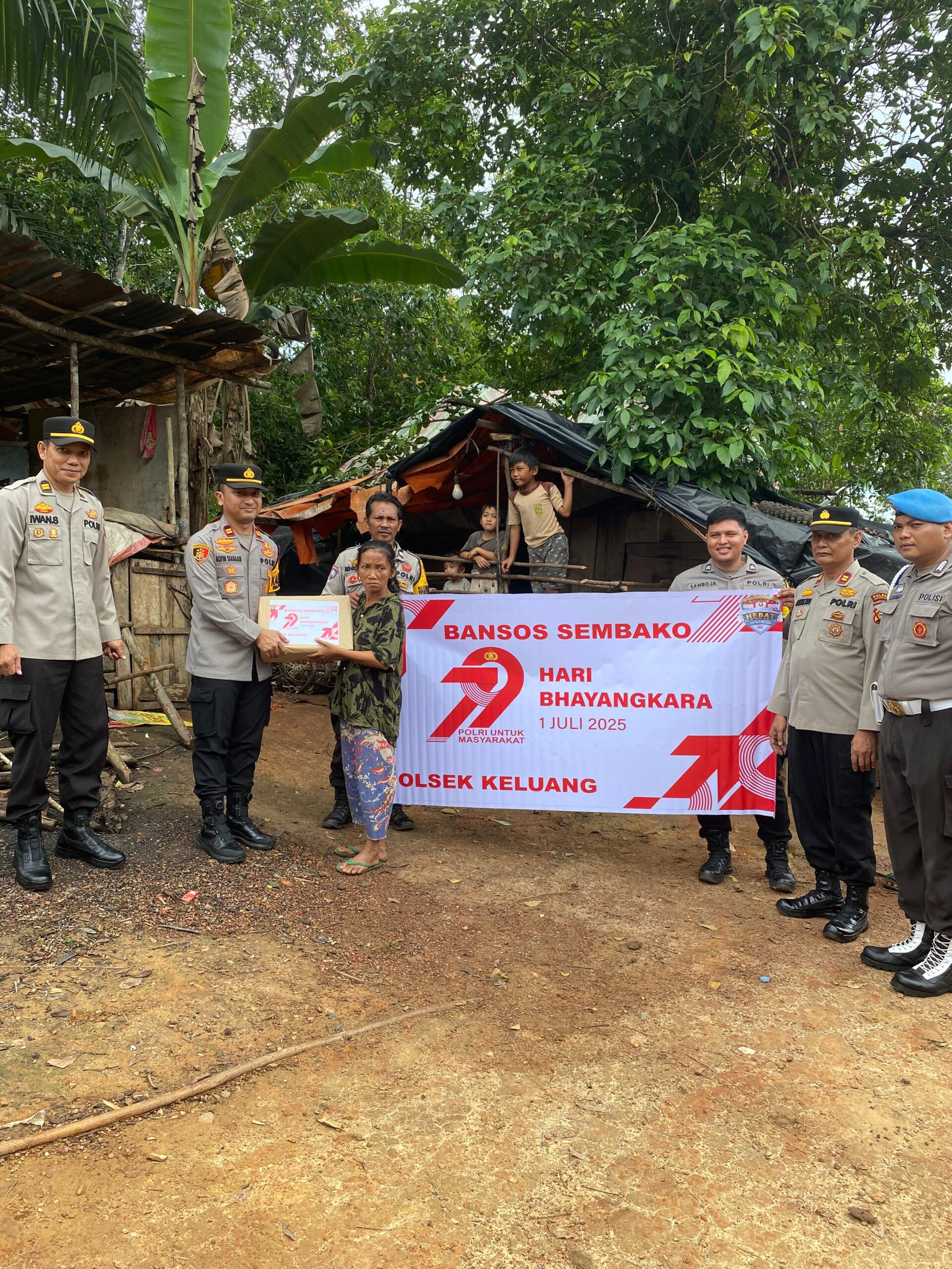 Peringati Hut Bhayangkara Ke 79, Polsek Keluang Berikan Bansos