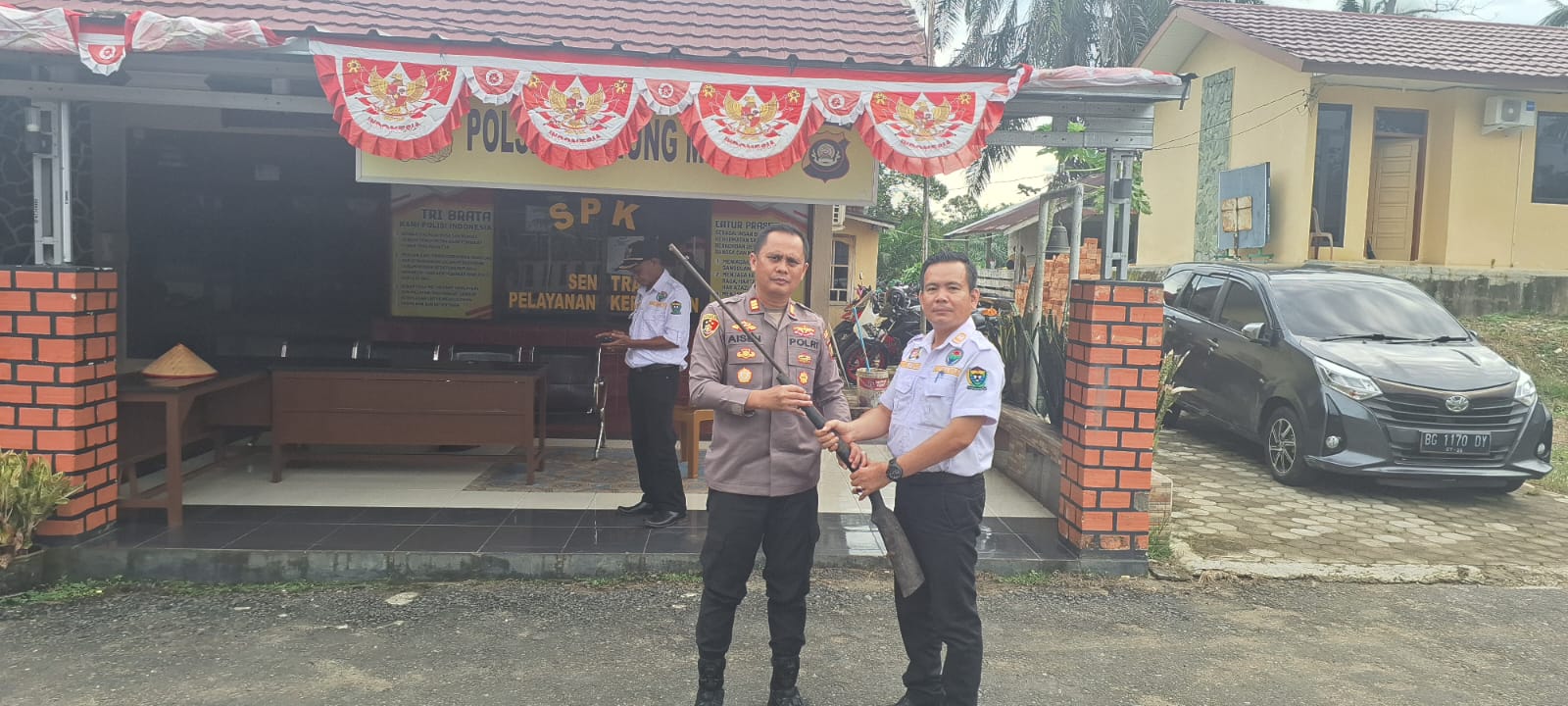 Warga Gunung Megang Serahkan Senpi Rakitan Ke Polisi