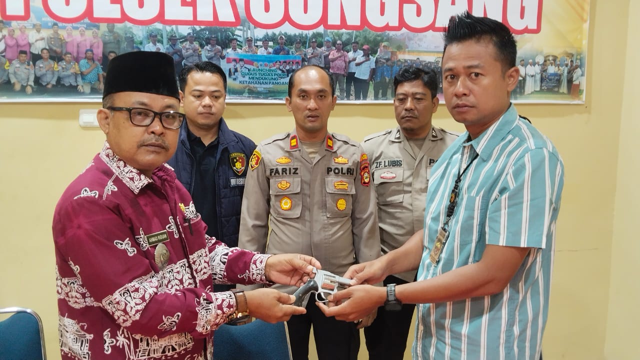 Warga Serahkan Senpi ke Polsek Sungsang, Dukung Ops Senpi Musi
