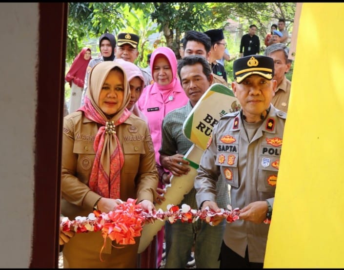 Hari Bhayangkara ke 79, Polres Muara Enim Serahkan Kunci Bedah Rumah
