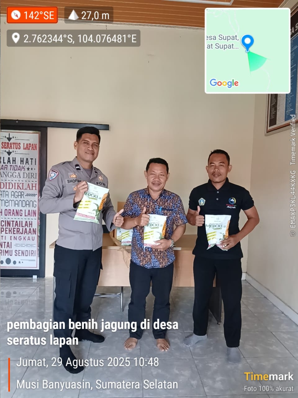 Polisi Bantu Bibit Jagung Maxxi 2 di Desa Kecamatan Babat Supat