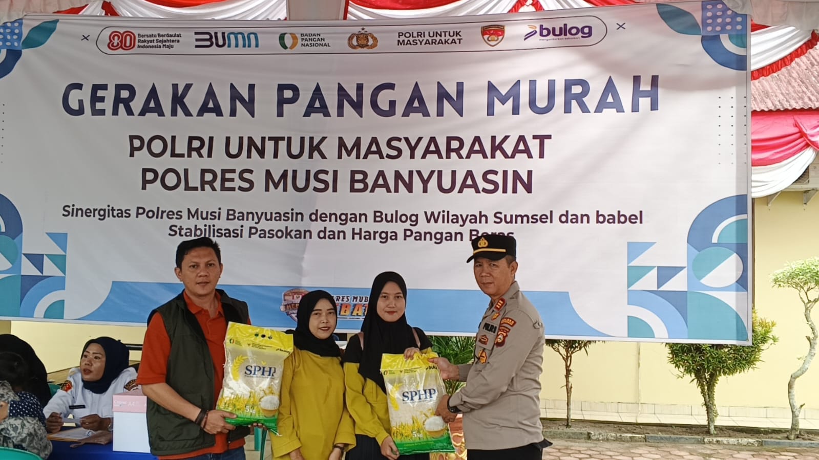 Polsek Sekayu Sinergi Bersama Bulog Stabilkan Harga Beras Murah