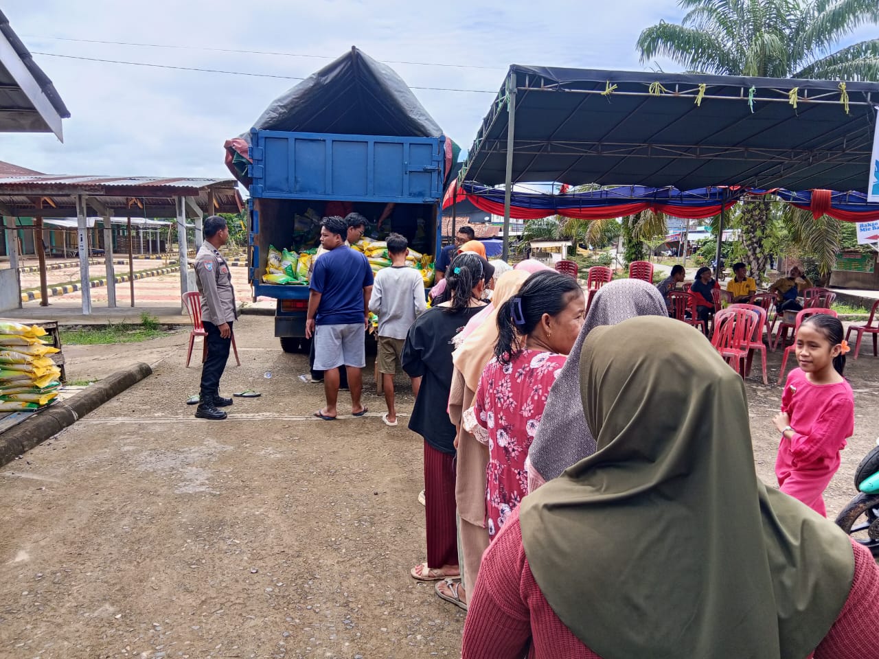 Polisi Gelar GPM di Plakat Tinggi, Warga Antusias Dengan Beras Murah