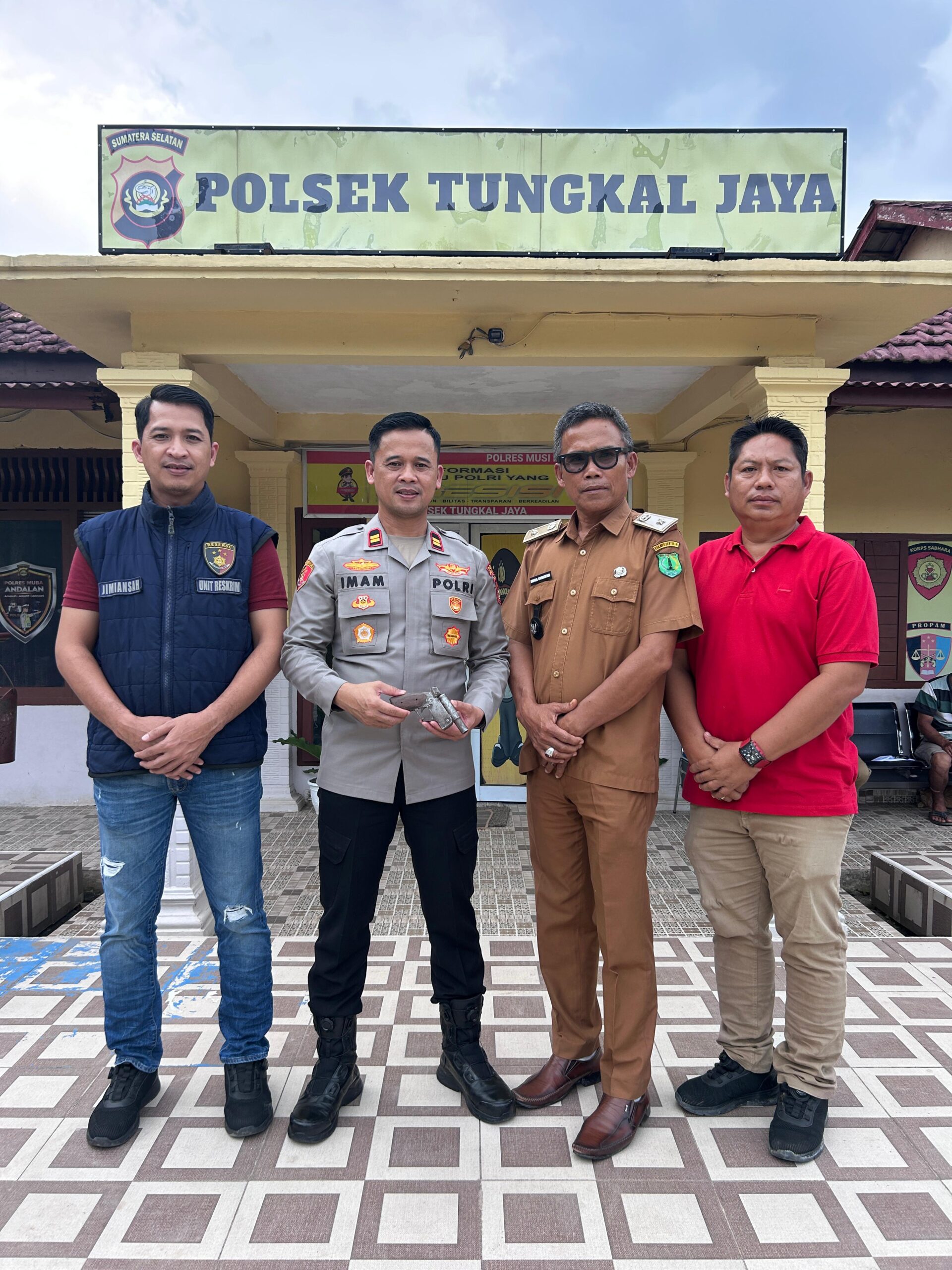 Kapolsek Tungkal Jaya Terima Serahan Senpi Ilegal dari Kades