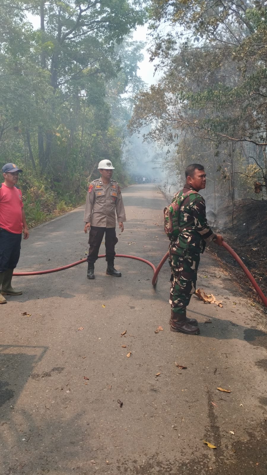 Polsek Sungai Keruh bersama TNI dan BPBD Padamkan Api