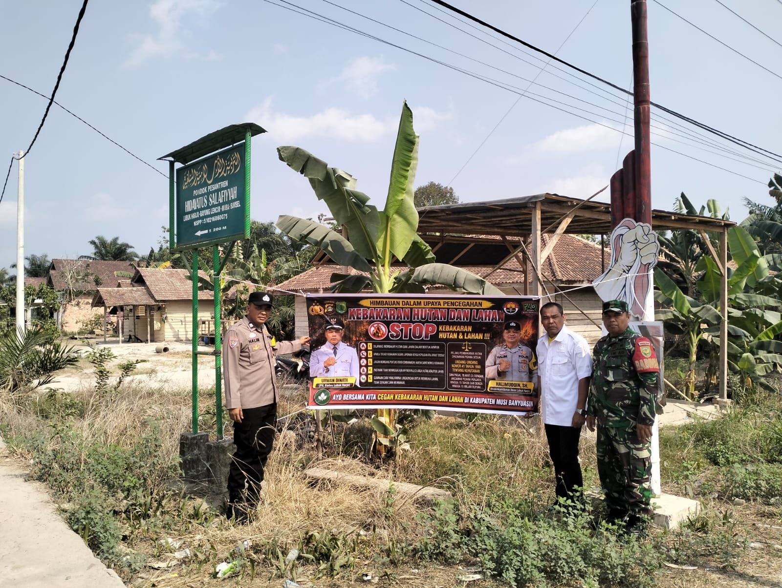 Cegah karhutlah, bhabinkamtibmas Polsek Bayung Lincir pasang spanduk
