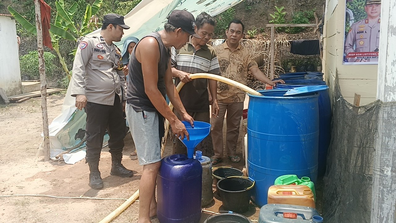 Polsek Sekayu Salurkan 4.000 Liter Air Bersih untuk 75 KK di Komplek MBR Balai Agung