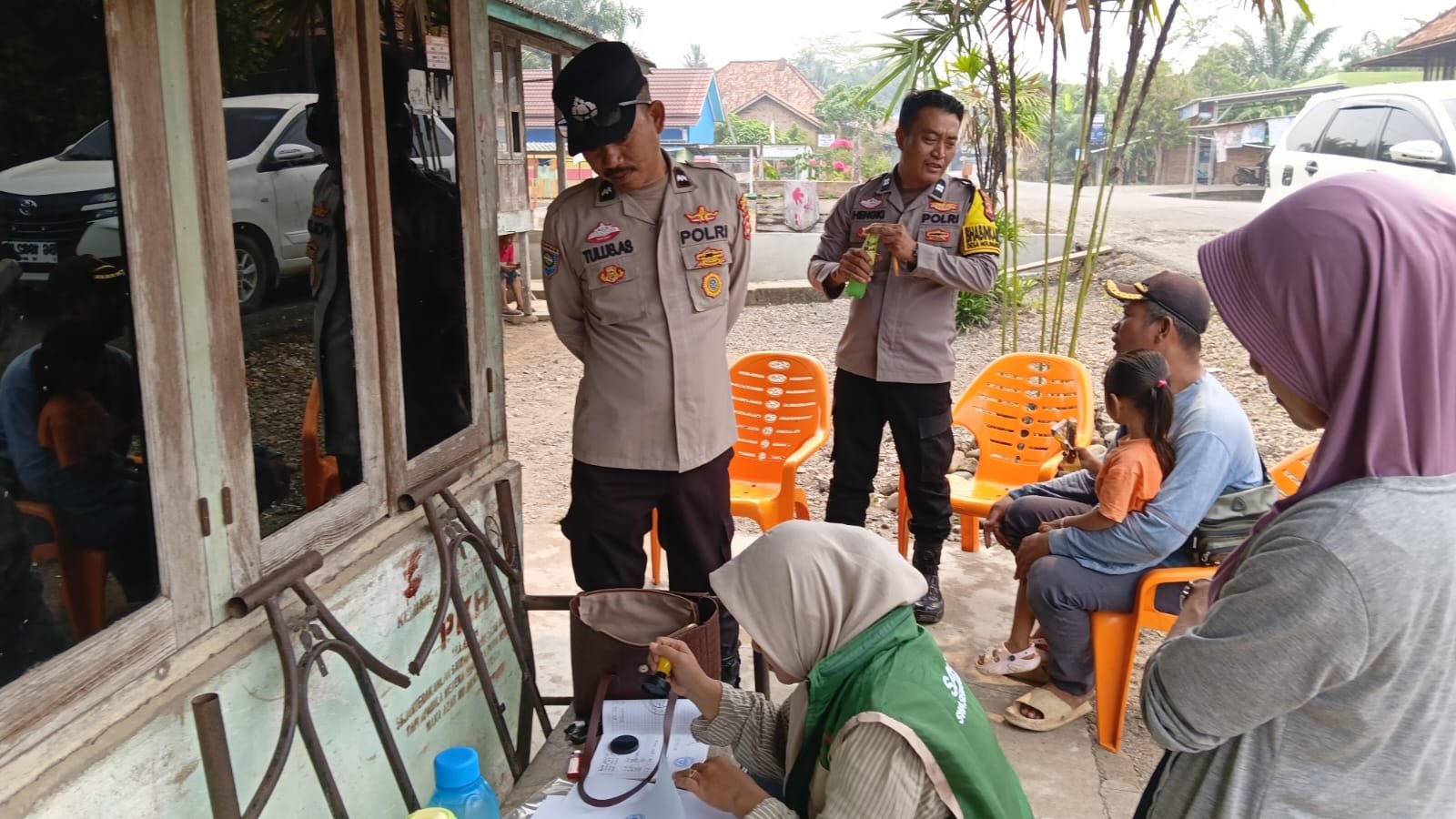 Polisi dampingi penerima Bibit Jagung Kwartal Harapan Makmur Sanga desa